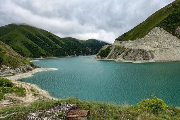Kezenoyam-meer in het Kaukasusgebergte in Tsjetsjenië, Rusland Juni 2021