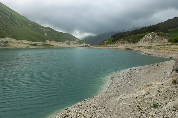 Kezenoyam-meer in het Kaukasusgebergte in Tsjetsjenië, Rusland Juni 2021