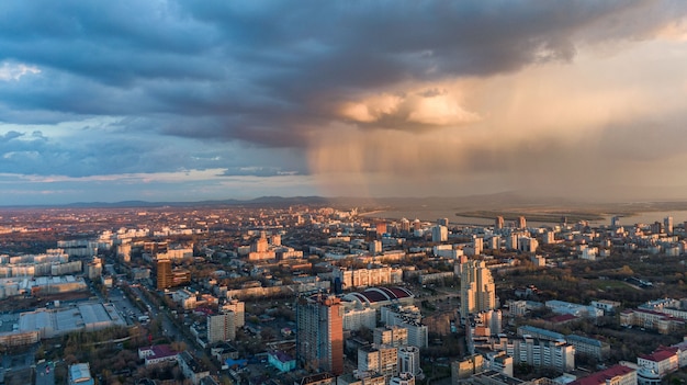 Фото Хабаровск город вид сверху закат красивые облака под дождем фото высокого качества