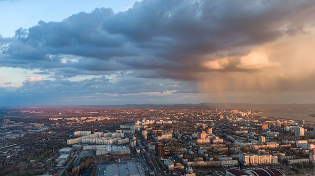 Khabarovsk stad bovenaanzicht zonsondergang prachtige wolken in de regen foto van hoge kwaliteit