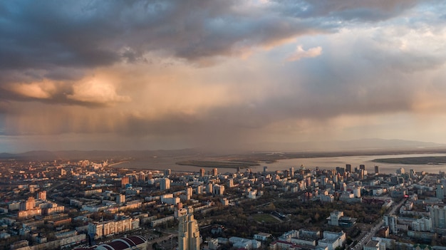 Khabarovsk stad bovenaanzicht zonsondergang prachtige wolken in de regen Foto van hoge kwaliteit