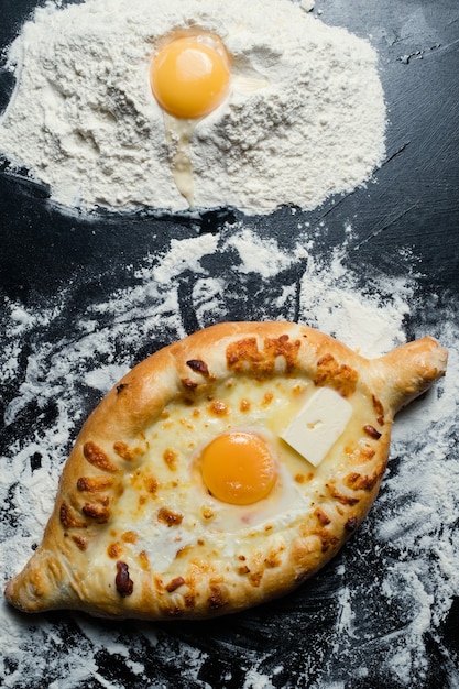 Khachapuri adjara 전통 그루지야 요리 식사.