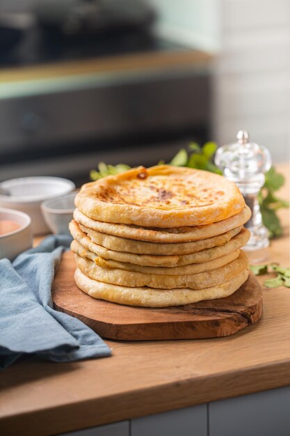 Khachapuri-brood, traditioneel Kaukasisch of Georgisch nationaal eten in de keuken