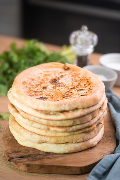 Pane al formaggio khachapuri, cibo nazionale caucasico o georgiano tradizionale, orientamento verticale