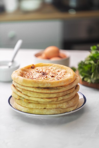 Khachapuri is kaasbrood, traditioneel kaukasisch eten op een witte achtergrond