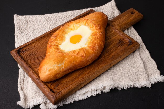 Khachapuri khachapuri op een zwarte achtergrond Georgische keuken