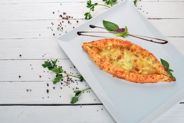 Foto khachapuri met kaas georgische keuken bovenaanzicht op een houten achtergrond kopieer de ruimte