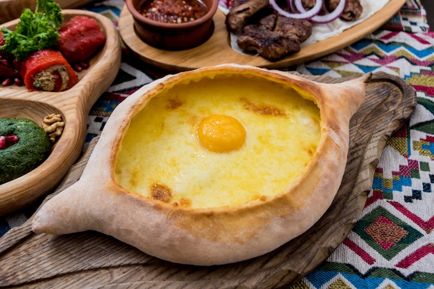 Khachapuri met kaas, groenten en eieren. Georgische nationale keuken. Restaurant.