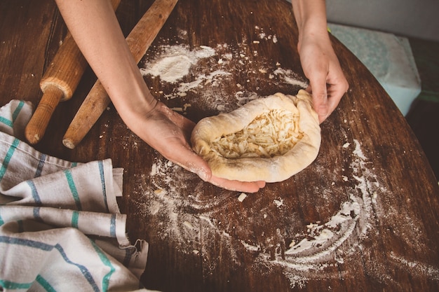 Khachapuri met kaas is gevormd