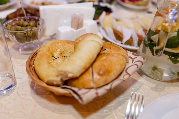 Khachapuri op tafel in het restaurant tijdens de lunch