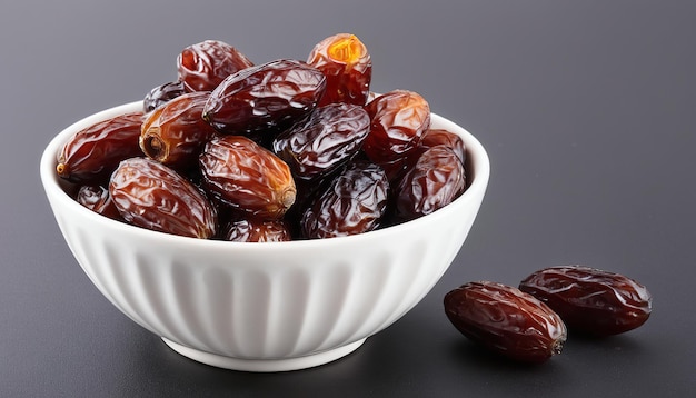 Photo khajoor or pind khajoor wet dates in a white bowl