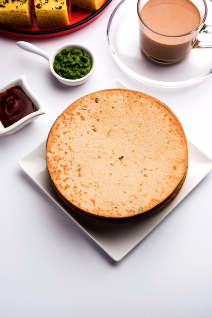 Khakhraは、インド西部のグジャラート料理、特にジャイナ教徒の間で一般的な薄いクラッカーです。