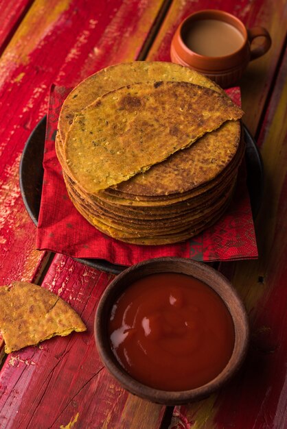 Khakhra of Khakra is een dunne cracker en is een populair ontbijt voor Jain, Gujarati en Rajasthani. Geserveerd met hete thee en tomatenketchup. Over kleurrijke of houten achtergrond