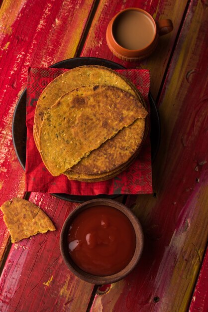 Khakhra of Khakra is een dunne cracker en is een populair ontbijt voor Jain, Gujarati en Rajasthani. Geserveerd met hete thee en tomatenketchup. Over kleurrijke of houten achtergrond