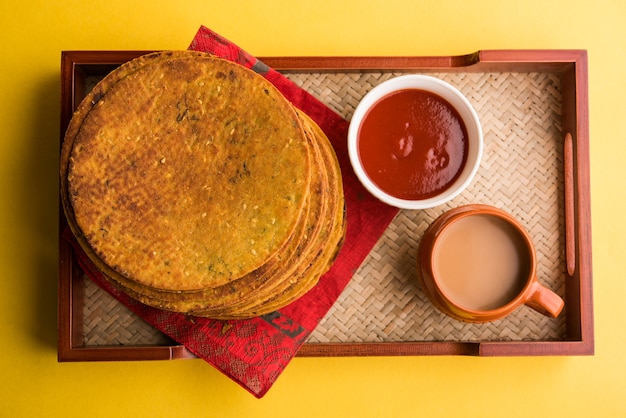 Khakhra of Khakra is een dunne cracker en is een populair ontbijt voor Jain, Gujarati en Rajasthani. Geserveerd met hete thee en tomatenketchup. Over kleurrijke of houten achtergrond