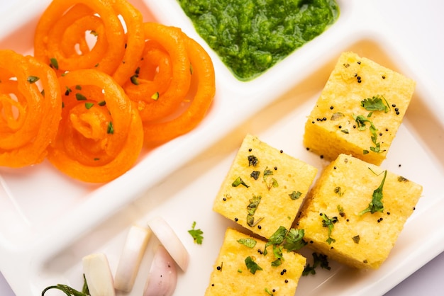 Khaman Dhokla met Jalebi of imarti populaire snackcombinatie uit India