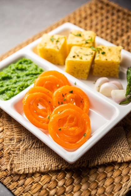 Khaman Dhokla met Jalebi of imarti populaire snackcombinatie uit India