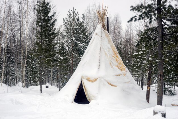 Khanty nationale tent in het winterbos onder de ceders.