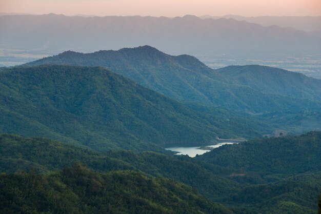 タイのペッチャブン（Phetchabun）、日没時のカオ・コー・マウンテン