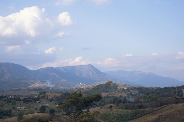 KhaoKhoタイを取り巻く山岳風景