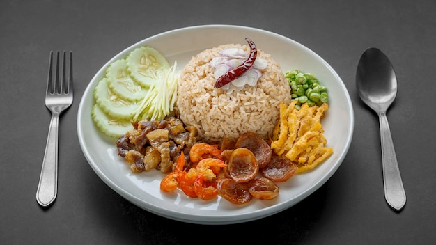 Photo khao kluk kapi thai food shrimp paste rice with shallot roasted pepper cucumber mango caramelized pork dried shrimp sausage omelet and yardlong beans