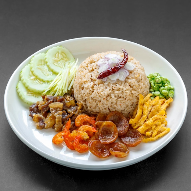 Photo khao kluk kapi thai food shrimp paste rice with shallot roasted pepper cucumber mango caramelized pork dried shrimp sausage omelet and yardlong beans