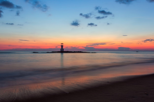 カオラック灯台とタイ・パンガー県アンダマン海の素晴らしい空の夕焼け