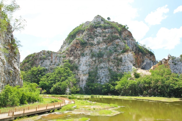 Khao Ngoo Rock Park beroemde schilderachtige punt in Ratchaburi Thailand.