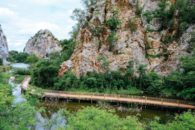 Photo khao ngoo rock park walkway in of mount khao ngoo rock park at ratchaburi province thailand