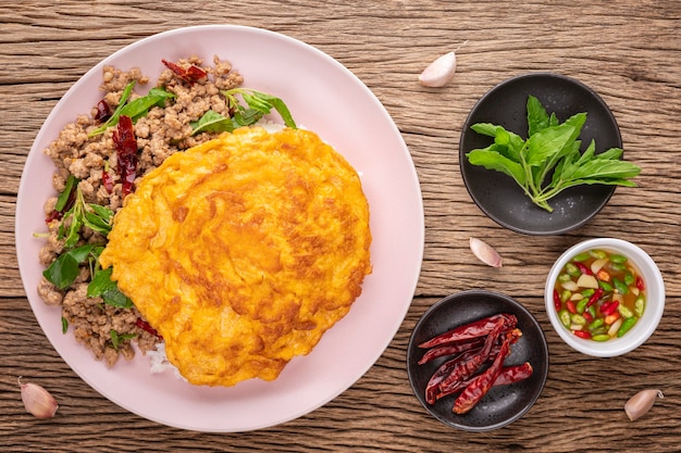 Photo khao pad ka prao moo sub kai jeaw, thai food,rice with basil stir fried mince pork and omelette