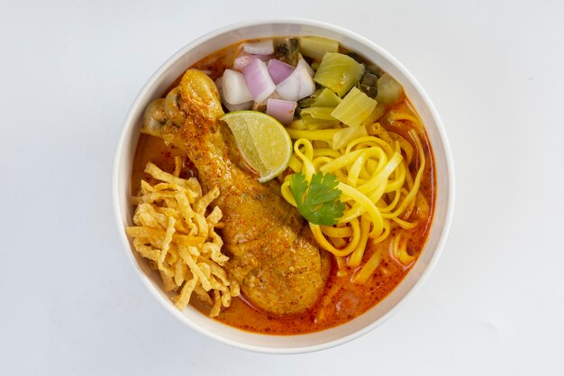 Тайская лапша Khao Soi Курица Khao Soi изолирована на белом фоне