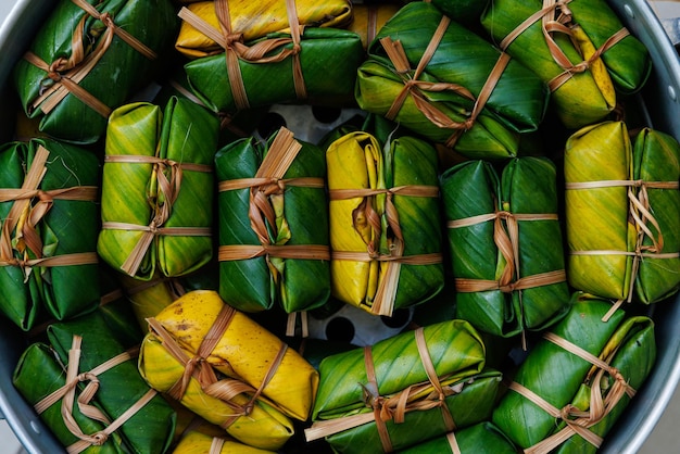 Foto khao tom mud een populair thais traditioneel dessert gemaakt van rijpe bananen, kleefrijstsuiker en kokosmelk