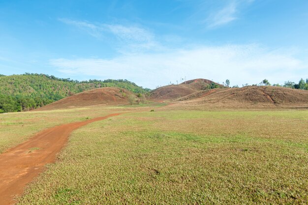 Khao ya, landschapsberg en blauwe hemel in Ranong, Thailand