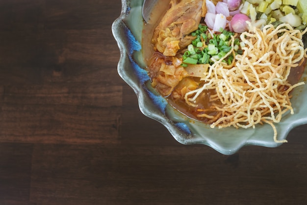 KhaoSoi, Thaise Curry Noddle-soep met kip, Noordelijke stijl op de houten lijst