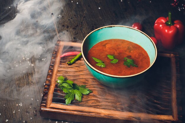 Foto zuppa di kharcho con carne e riso sulla tavola di legno.