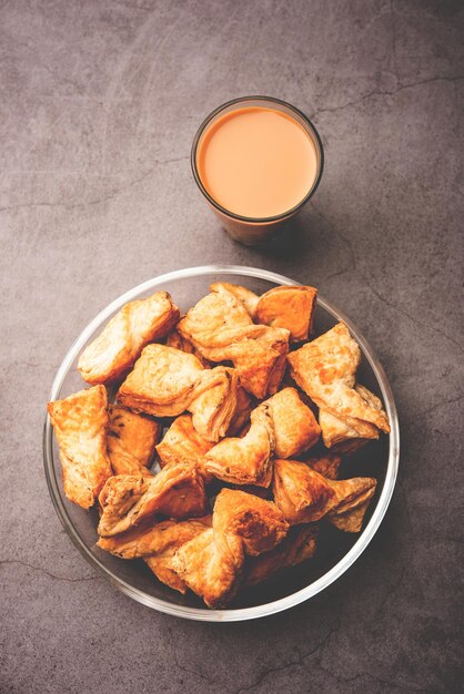 Photo khari puff biscuit or kharee puff pastry is an evergreen accompaniment with chai indian snack