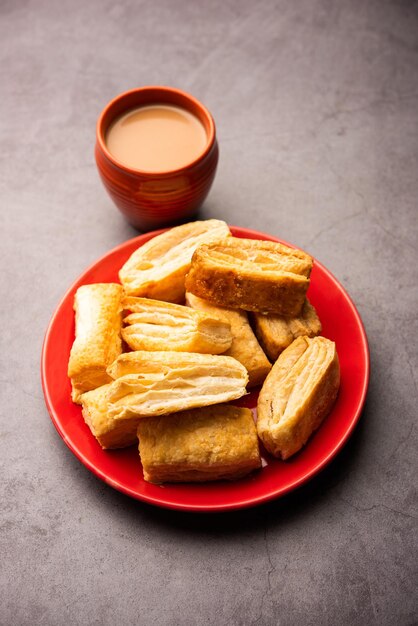 Photo khari puff biscuit or kharee puff pastry is an evergreen accompaniment with chai indian snack