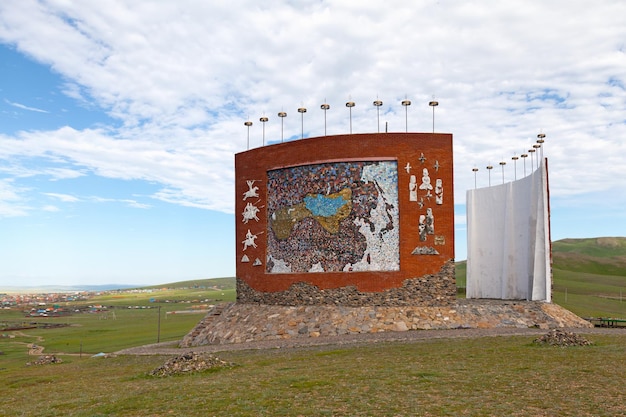 Kharkhorin Mongolië 03 augustus 2018 Monument voor Mongoolse staten op de top van een heuvel met uitzicht op de stad
