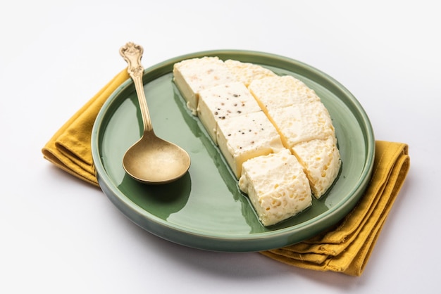 카르바스 (Kharvas) 또는 치크 치크 바리 피스 (Cheek Chik Bari Pis) 또는 준누 (Junnu) 는 소의 콜로스트럼으로 만든 달한 유제품이다.