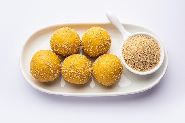 Foto khas khas besan laddu of maanzaad en kikkererwtenmeel laddo of laddoo