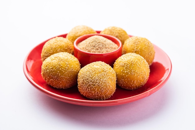 Khas khas besan laddu of papaverzaad en kikkererwtenmeel laddo of laddoo