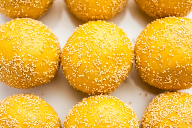 사진 khas khas besan laddu 또는 양귀비 씨앗과 병아리콩 가루 laddo 또는 laddoo