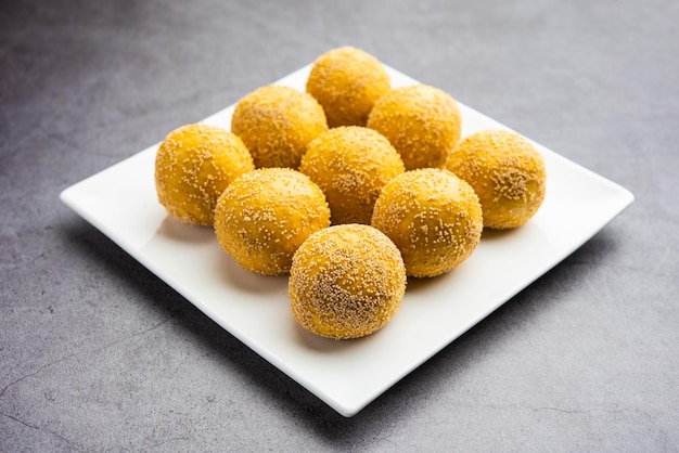 Khas khas besan laddu or poppy seeds and chickpea flour laddo or laddoo (カス・ベッサン・ラドゥーまたはマップシードとチキンピース・フロー)