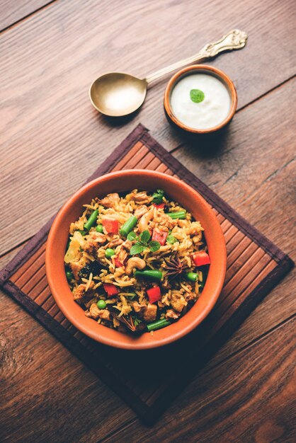 Kheema Pulao - Rijst gekookt met schapenvlees of kippengehakt met groenten en kruiden. geserveerd in een kom. selectieve focus