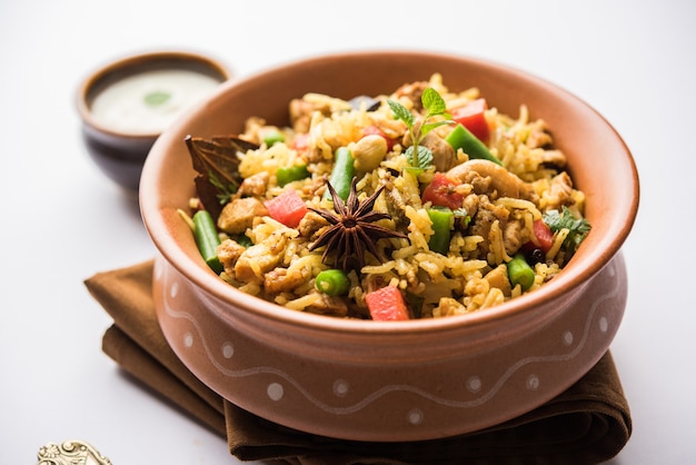 Kheema Pulao - Rijst gekookt met schapenvlees of kippengehakt met groenten en kruiden. geserveerd in een kom. selectieve focus