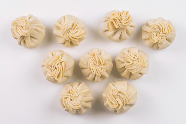 Khinkali op witte achtergrond Bovenfoto