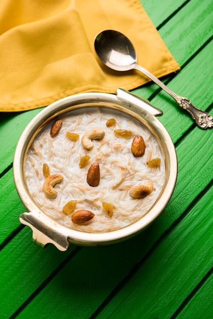 Sheer Khurma Seviyan이라고도 알려진 Khir 또는 kheer Payasam은 특히 인도 또는 아시아의 Eid 또는 기타 축제에서 소비됩니다. 그릇에 말린 과일 토핑과 함께 제공