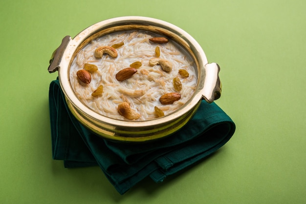 Sheer Khurma Seviyan이라고도 알려진 Khir 또는 kheer Payasam은 특히 인도 또는 아시아의 Eid 또는 기타 축제에서 소비됩니다. 그릇에 말린 과일 토핑과 함께 제공