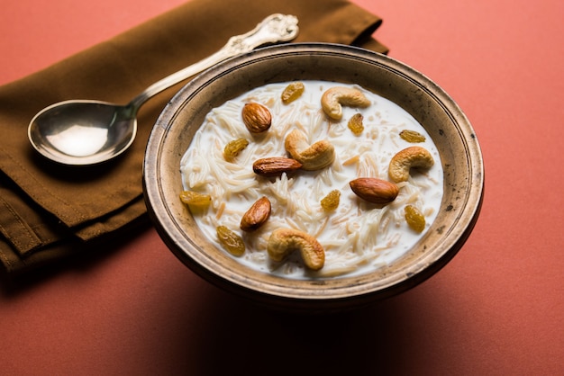 Foto khir o kheer payasam noto anche come sheer khurma seviyan consumato soprattutto su eid o qualsiasi altro festival in india o in asia. servito con topping di frutta secca in una ciotola