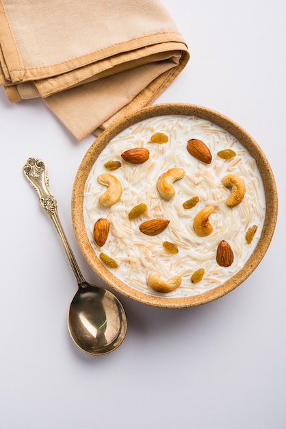Photo khir or kheer payasam also known as sheer khurma seviyan consumed especially on eid or any other festival in india or asia. served with dry fruits toppings in a bowl